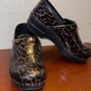 Bronze Leopard Print Danskos